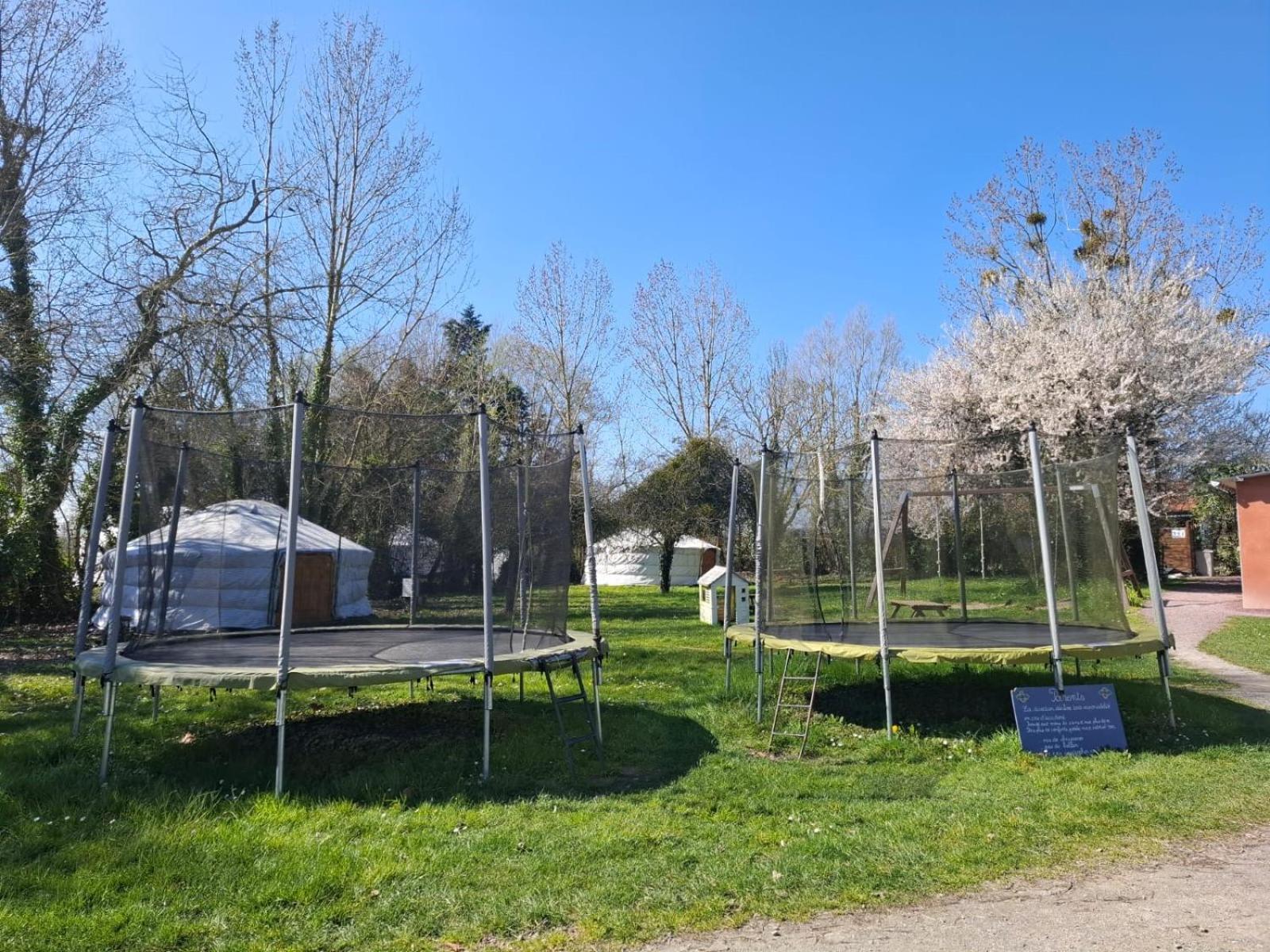 Le Village Insolite Yourte Et Roulotte Saint-Benoît-des-Ondes Exterior foto