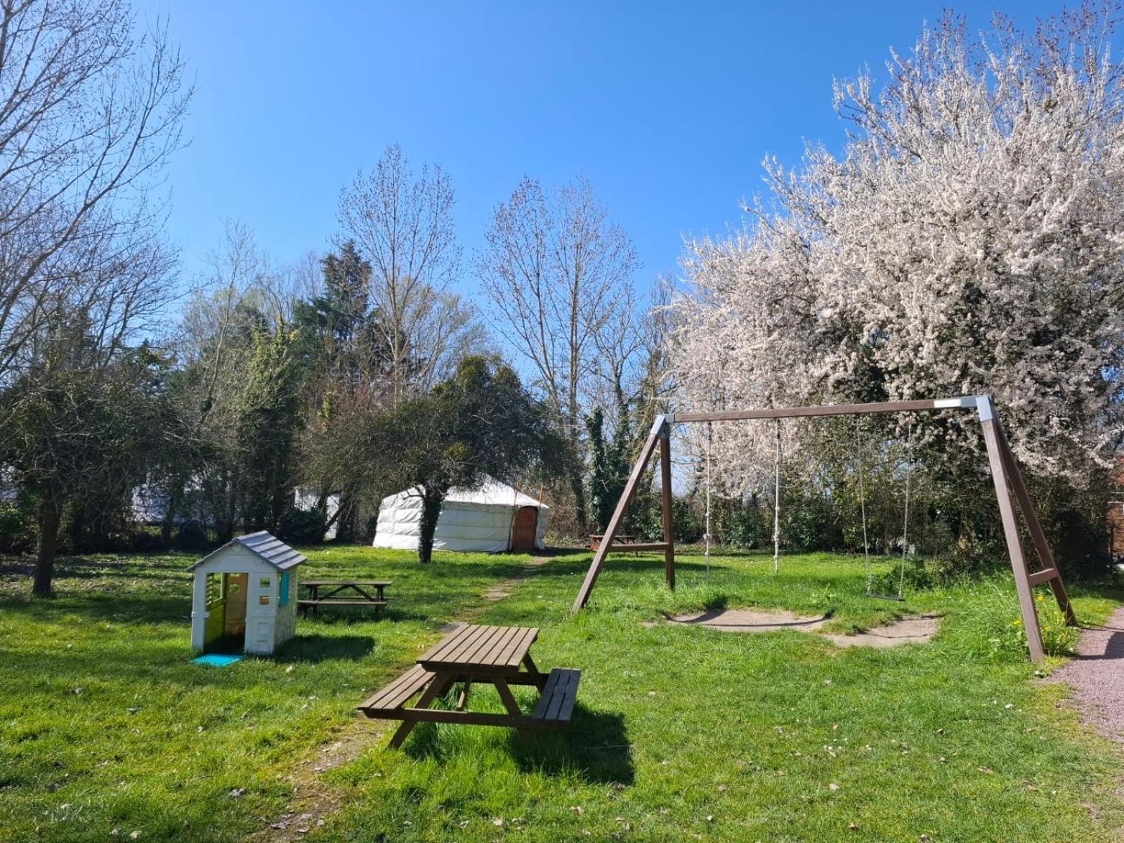 Le Village Insolite Yourte Et Roulotte Saint-Benoît-des-Ondes Exterior foto